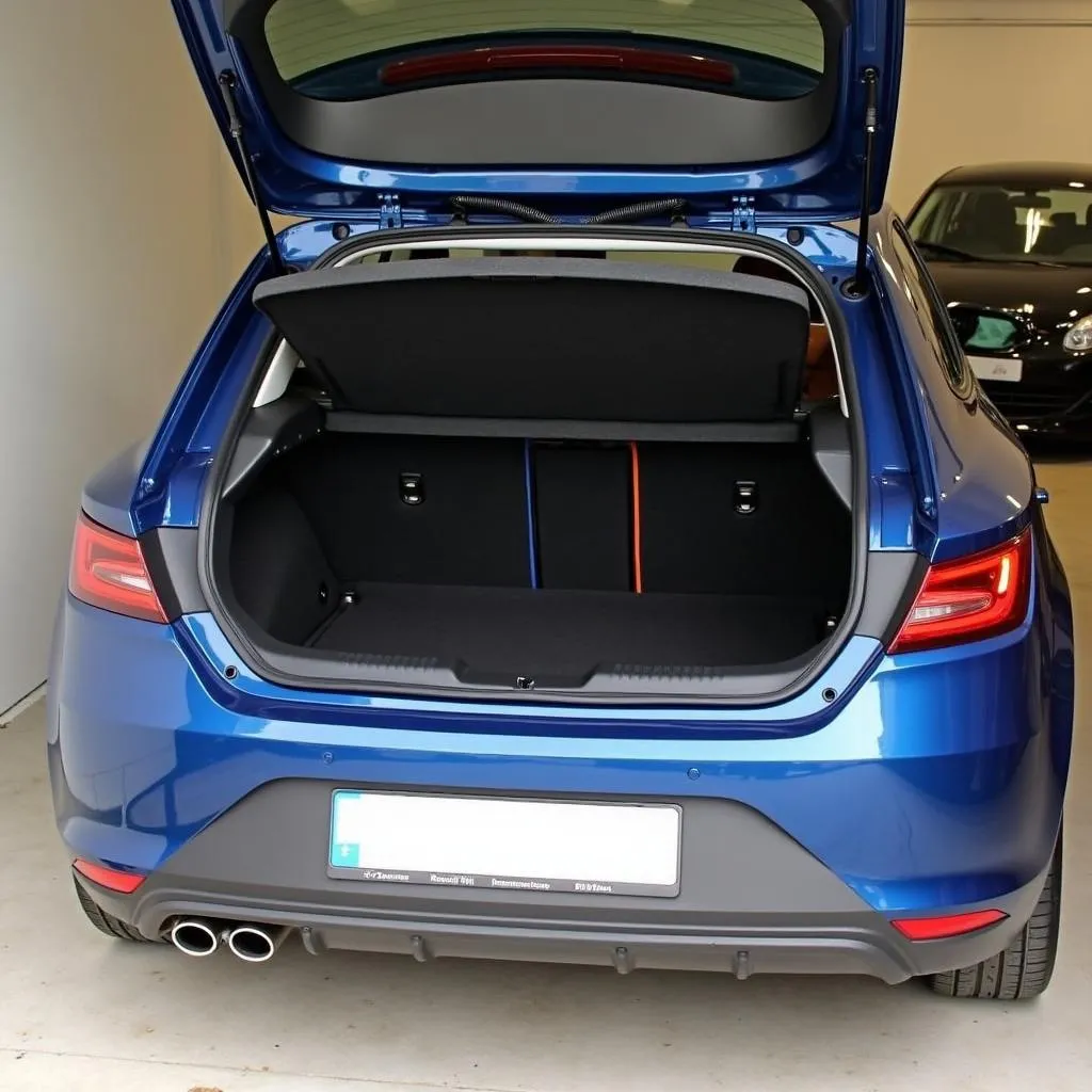 Seat Leon 5F mit geöffnetem Kofferraum und sichtbarer Kofferraumabdeckung